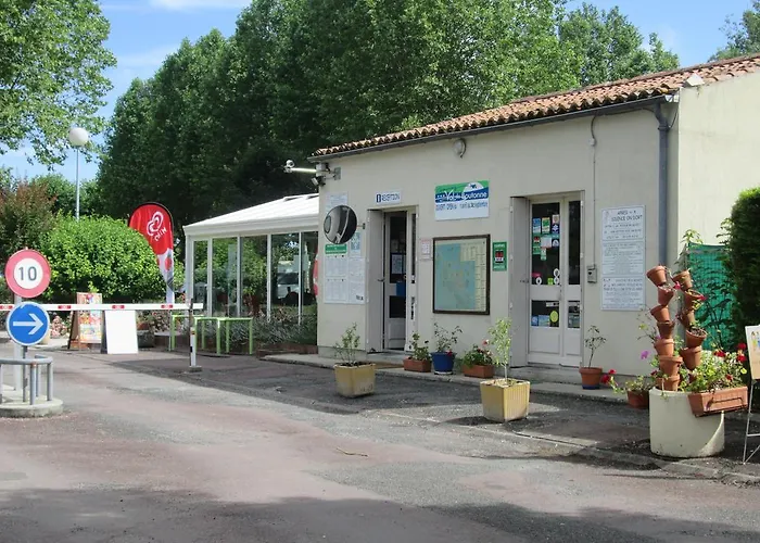 Camping Val De Boutonne Saint-Jean-dʼAngély